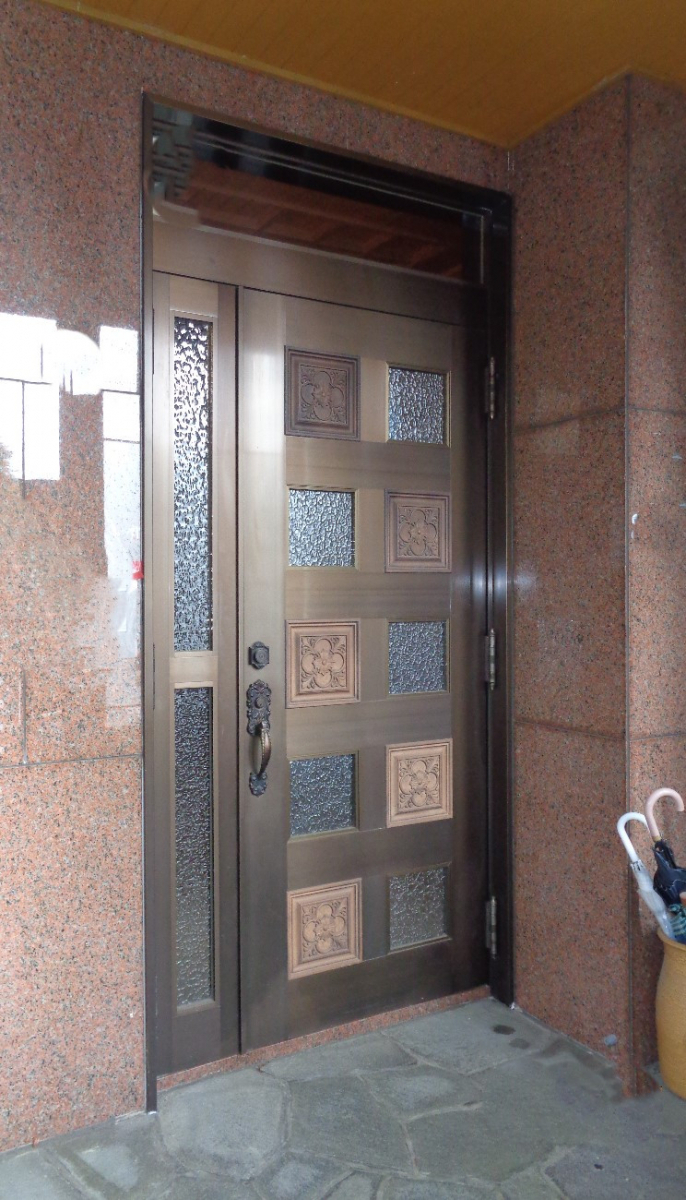 TERAMOTOの【玄関ドア施工例】１日で玄関ドアをファミロック搭載のリシェント玄関ドアに取替しました。の施工前の写真1