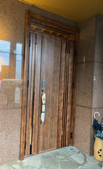 TERAMOTOの【玄関ドア施工例】１日で玄関ドアをファミロック搭載のリシェント玄関ドアに取替しました。施工事例写真1