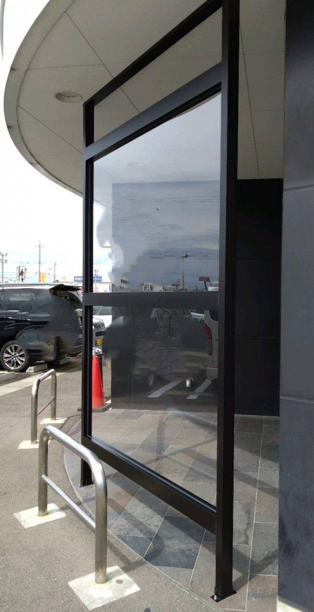 TERAMOTOの【ツインガード施工例】店舗の入口にツインガードで風よけを施工させていただきました。の施工後の写真1