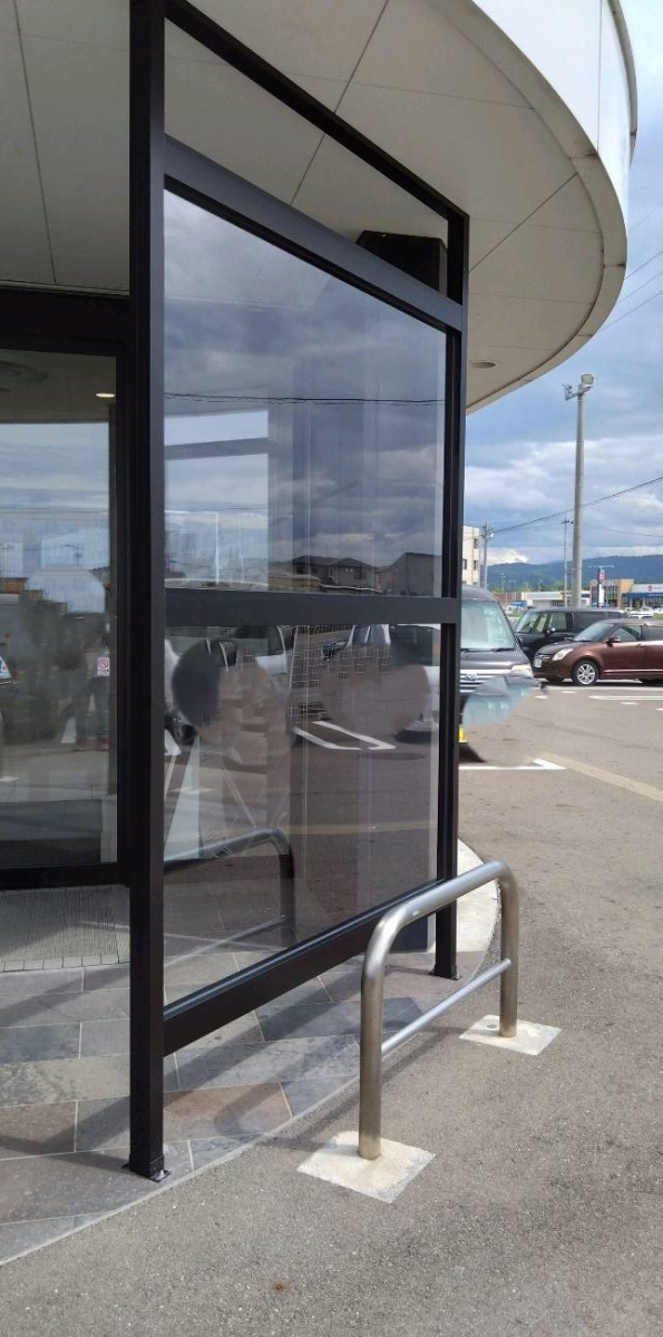 TERAMOTOの【ツインガード施工例】店舗の入口にツインガードで風よけを施工させていただきました。の施工後の写真2