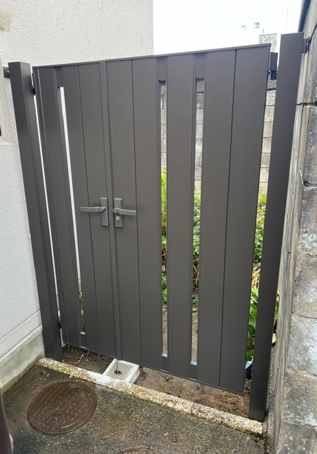 TERAMOTOの【門扉施工例】腐食してきた木製の門扉をアルミ製の門扉の取替しました。の施工後の写真1