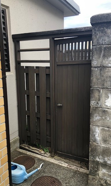 TERAMOTOの【門扉施工例】腐食してきた木製の門扉をアルミ製の門扉の取替しました。の施工前の写真1