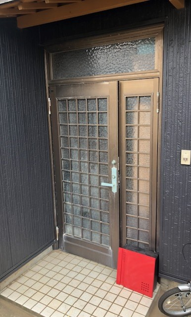 TERAMOTOの【玄関ドア施工例】１日で玄関ドアを取替しました。の施工前の写真1