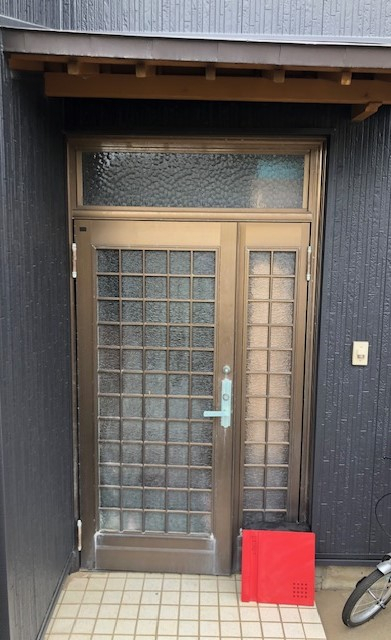 TERAMOTOの【玄関ドア施工例】１日で玄関ドアを取替しました。の施工前の写真2