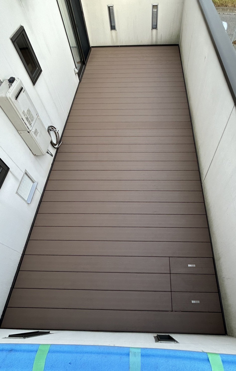 TERAMOTOの【ベランダデッキ施工例】ベランダの床に人口木デッキのレストステージを施工させていただきました。の施工後の写真1
