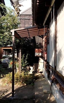 TERAMOTOの【テラス屋根施工例】玄関前にテラス屋根スピーネを施工させていただきました。の施工後の写真2
