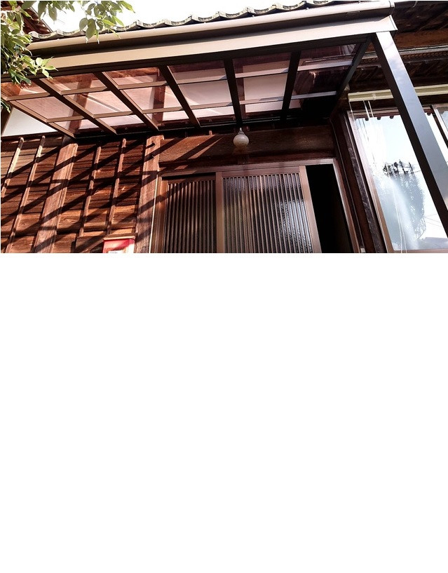 TERAMOTOの【テラス屋根施工例】玄関前にテラス屋根スピーネを施工させていただきました。の施工後の写真3