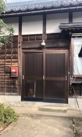 TERAMOTOの【テラス屋根施工例】玄関前にテラス屋根スピーネを施工させていただきました。の施工前の写真1