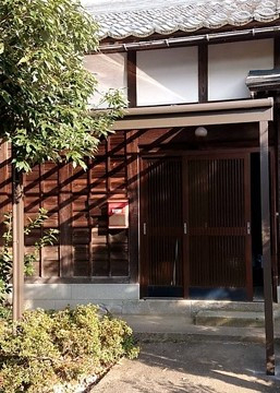 TERAMOTOの【テラス屋根施工例】玄関前にテラス屋根スピーネを施工させていただきました。施工事例写真1