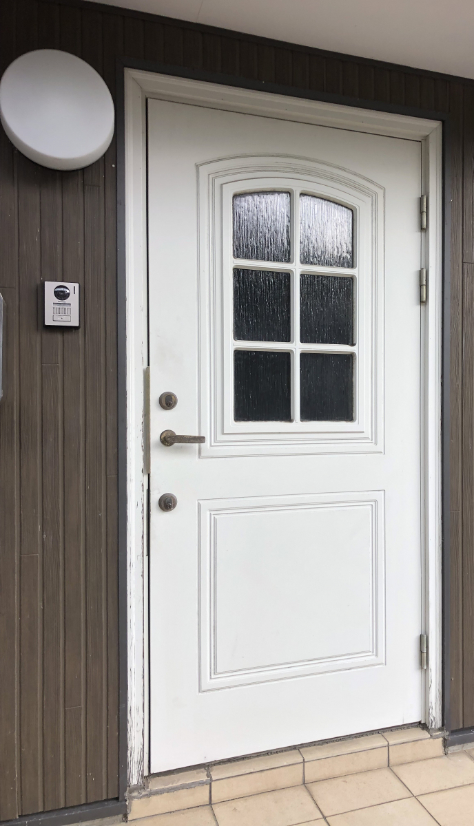 TERAMOTOの【玄関ドア施工例】玄関ドアを１日で電池式スマートキーの玄関ドアに取替しました。の施工前の写真1