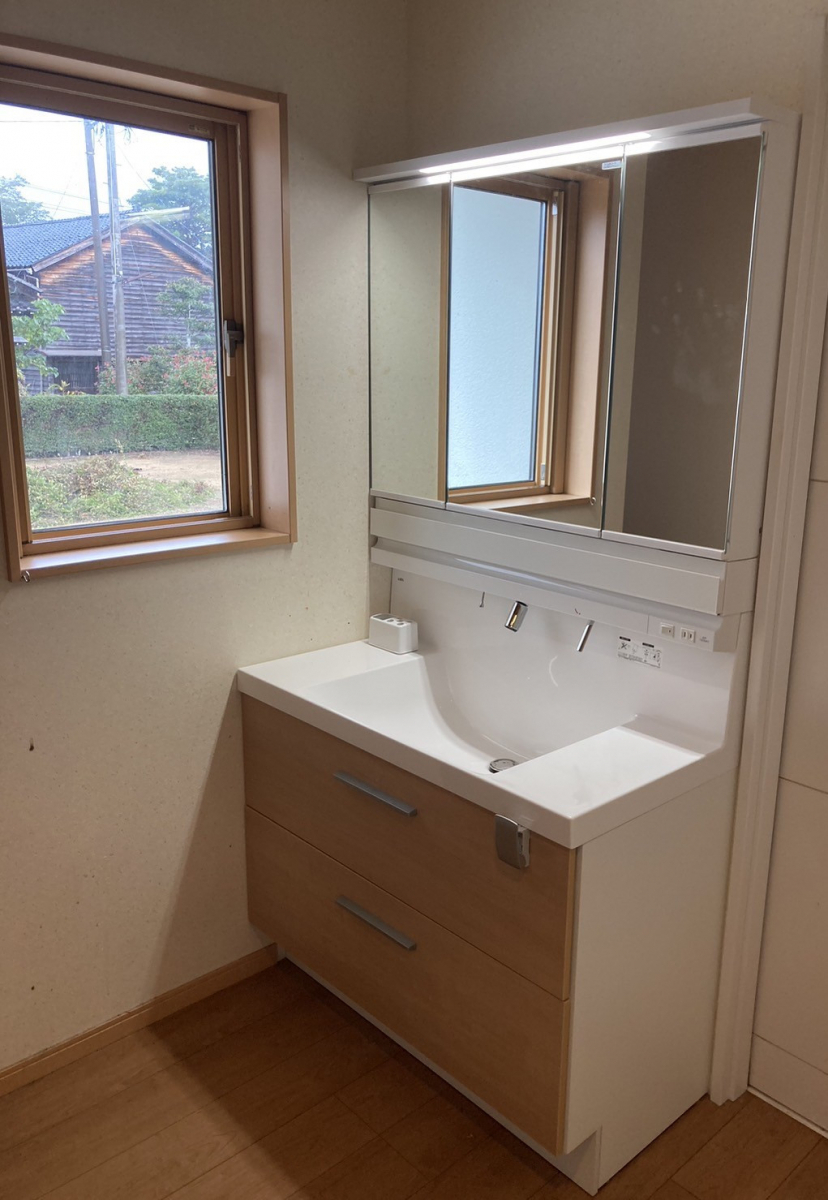 TERAMOTOの【洗面台施工例】洗面化粧台をLIXILクレヴィで新しく取替しました。の施工後の写真1