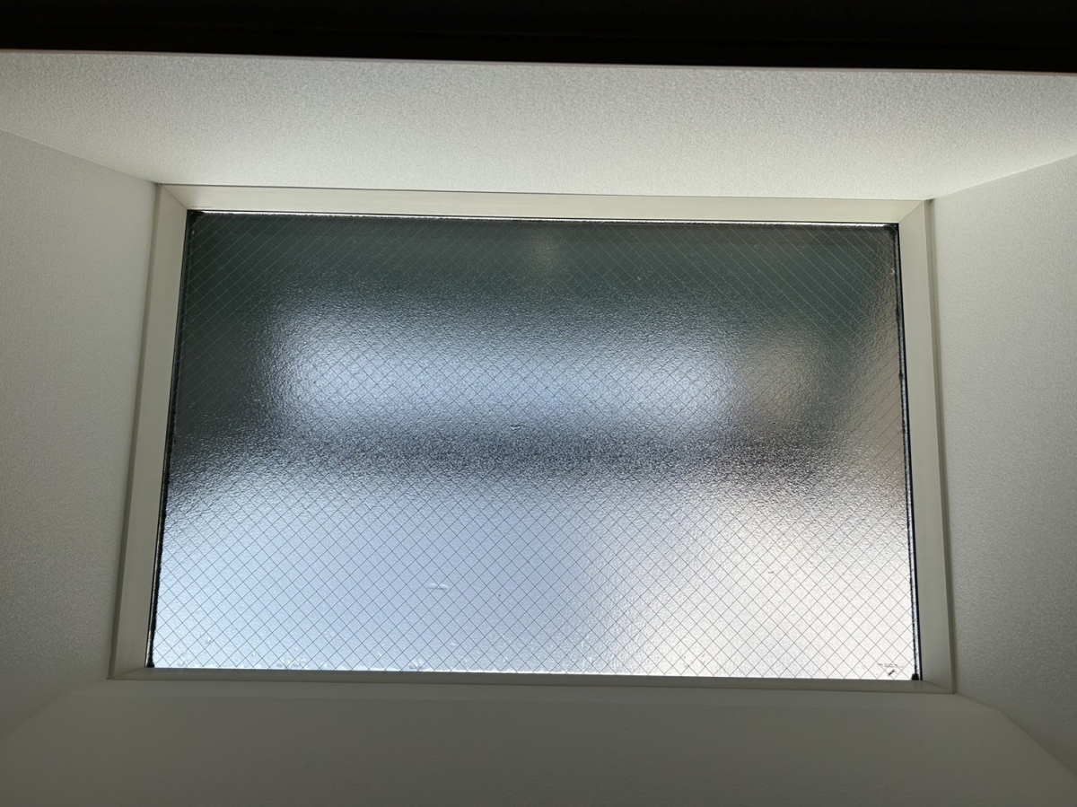 TERAMOTOの【内窓施工例】天窓の手前に内窓を施工させていただきました。の施工前の写真1
