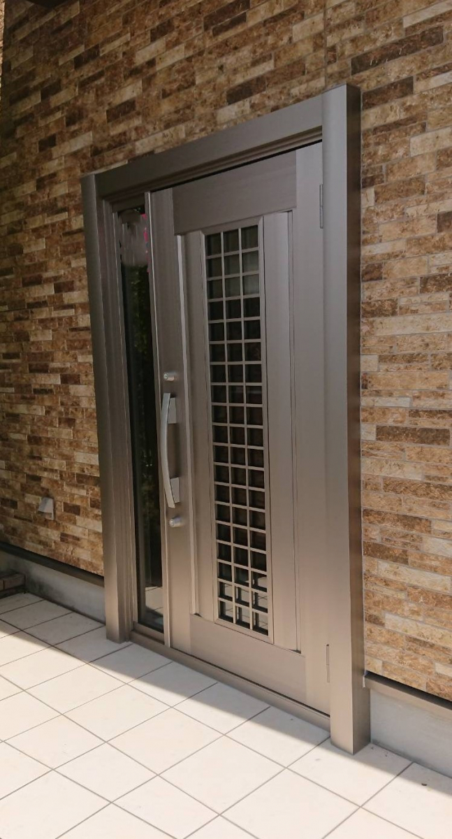 TERAMOTOの【玄関施工例】ガラスの入口ドアをリシェント玄関ドアでアルミ格子ドアに取替しました。の施工後の写真2