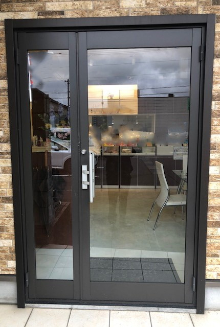 TERAMOTOの【玄関施工例】ガラスの入口ドアをリシェント玄関ドアでアルミ格子ドアに取替しました。の施工前の写真1