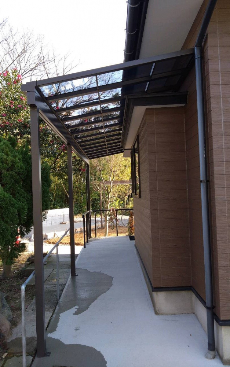 TERAMOTOの【テラス屋根施工例】LIXILスピーネで玄関前に屋根を設置しました。の施工後の写真3