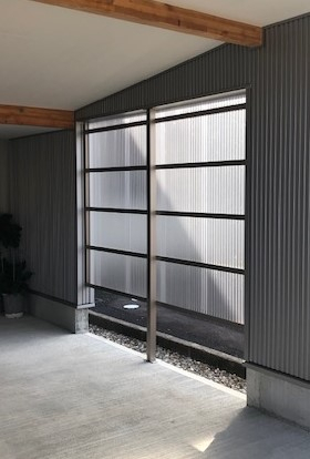 TERAMOTOの【波板施工例】車庫の開口部分を波板で目隠し施工しました。の施工後の写真1