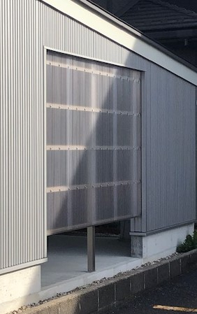 TERAMOTOの【波板施工例】車庫の開口部分を波板で目隠し施工しました。の施工後の写真2