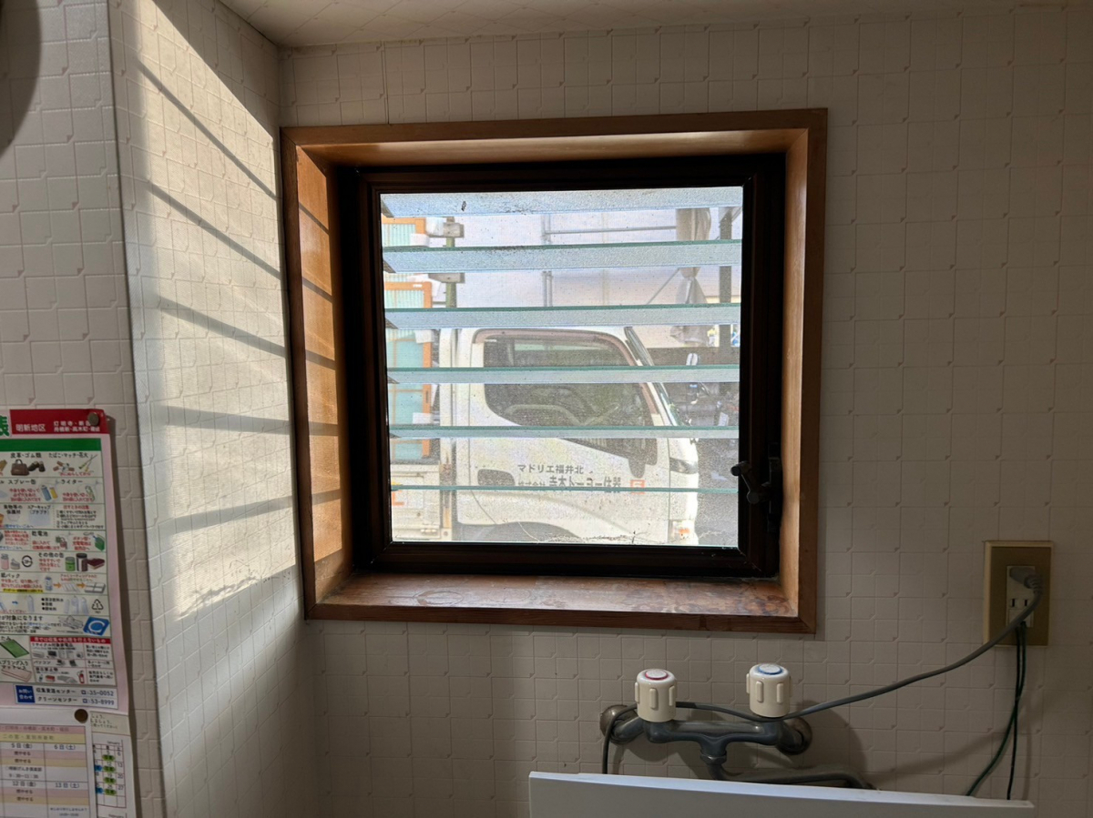 TERAMOTOの【内窓施工例】ルーバー窓の内側に内窓インプラスを施工させていただきました。の施工前の写真1