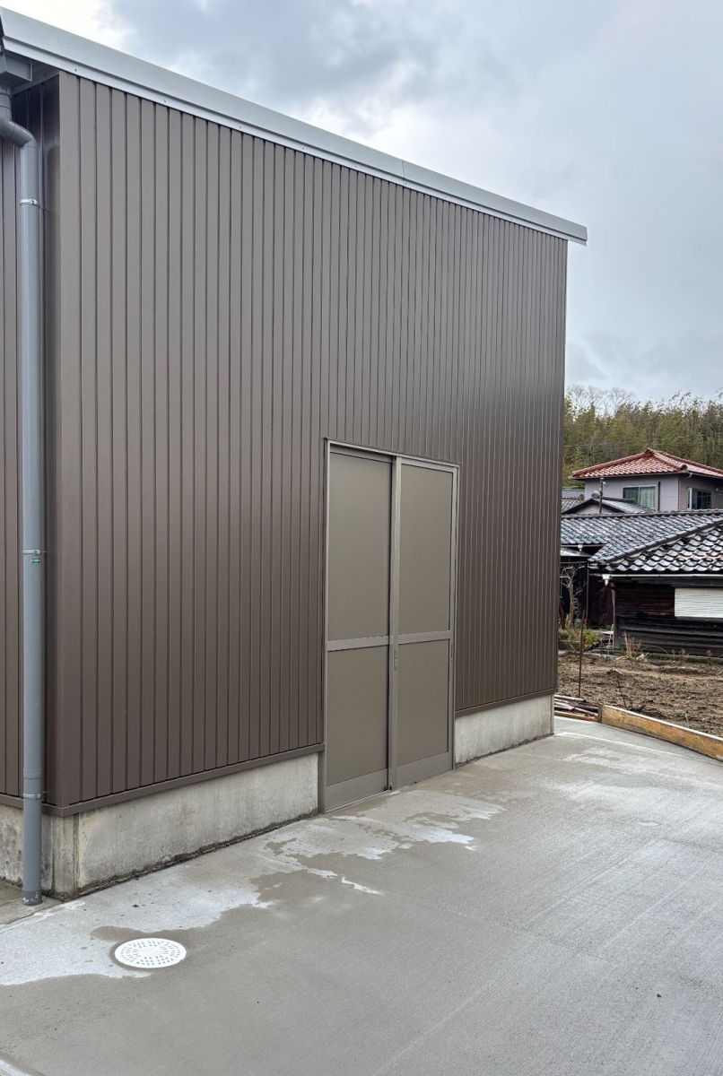 TERAMOTOの【テラス屋根施工例】車庫の出入口にテラス屋根を施工させていただきました。の施工前の写真1