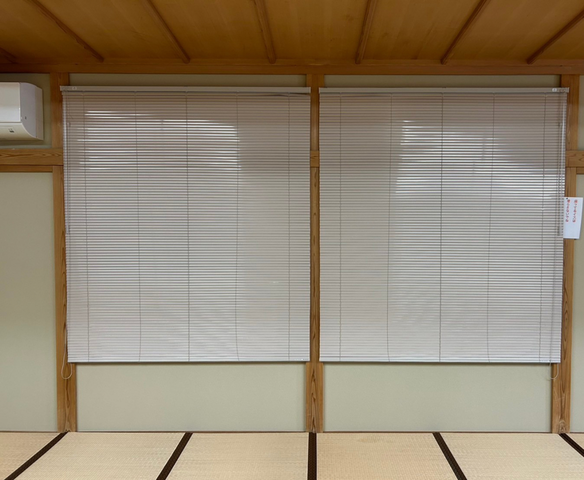 TERAMOTOの【ブラインド施工例】公民館の窓にブラインドを施工させていただきました。の施工後の写真1