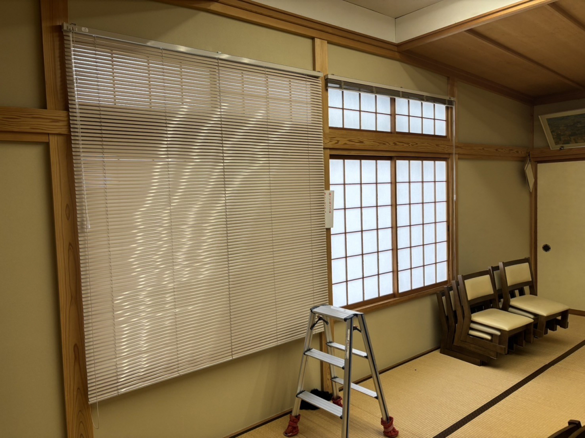 TERAMOTOの【ブラインド施工例】公民館の窓にブラインドを施工させていただきました。の施工後の写真2