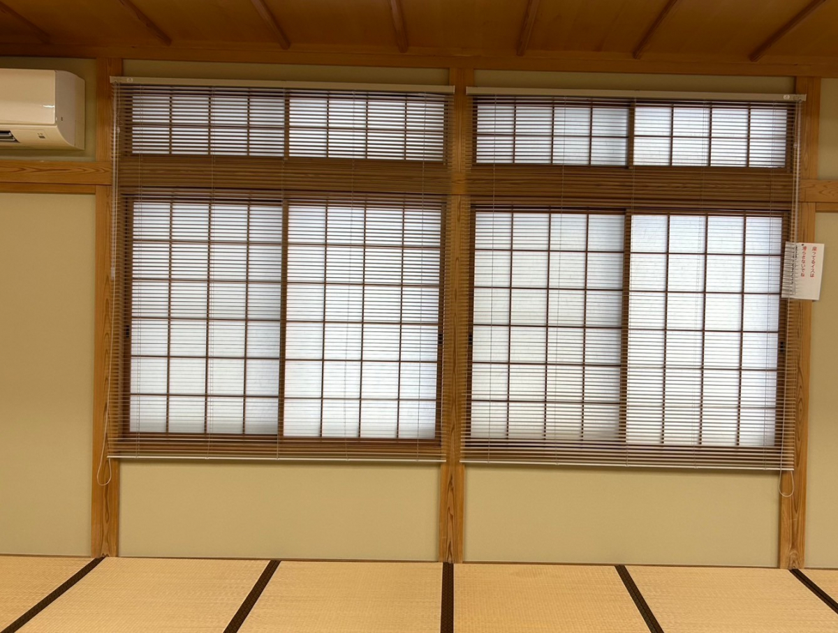 TERAMOTOの【ブラインド施工例】公民館の窓にブラインドを施工させていただきました。の施工前の写真1