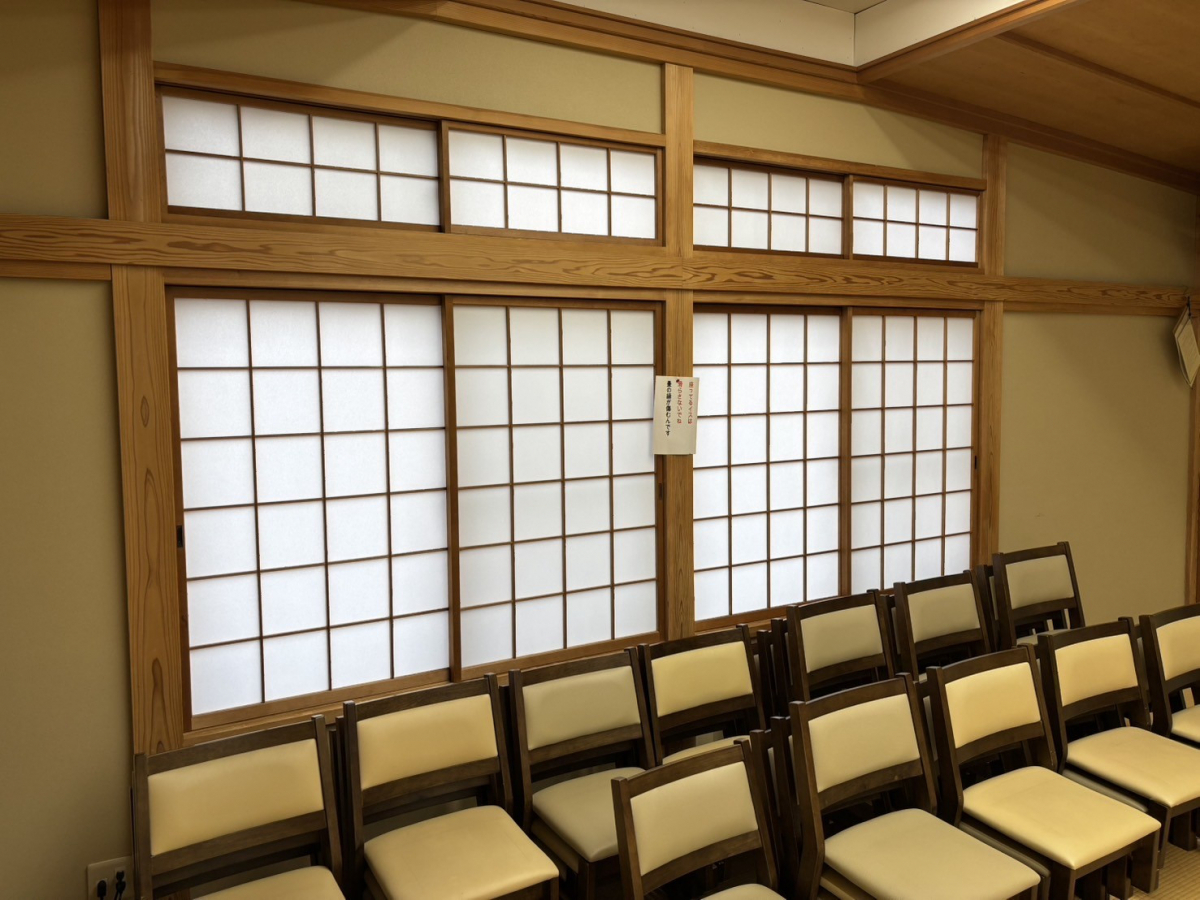 TERAMOTOの【ブラインド施工例】公民館の窓にブラインドを施工させていただきました。の施工前の写真2
