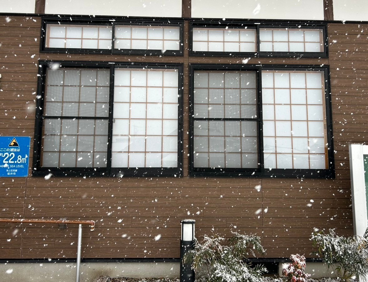 TERAMOTOの【ブラインド施工例】公民館の窓にブラインドを施工させていただきました。の施工前の写真3