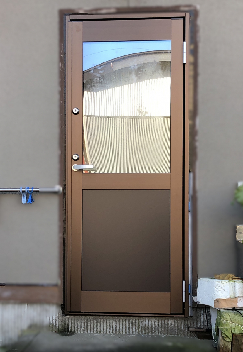 TERAMOTOの【勝手口ドア施工例】勝手口ドアをカバー工法で取替させていただきました。の施工後の写真1