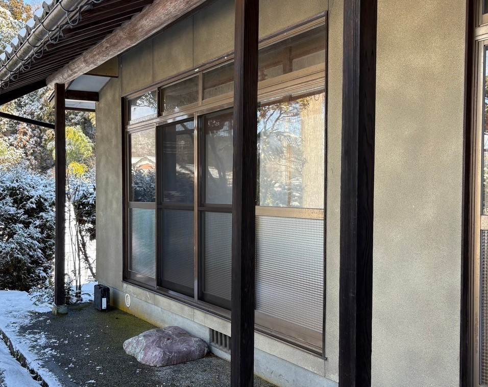 TERAMOTOの【サッシ施工例】縁側のサッシを断熱サッシに取替させていただきました。の施工前の写真1