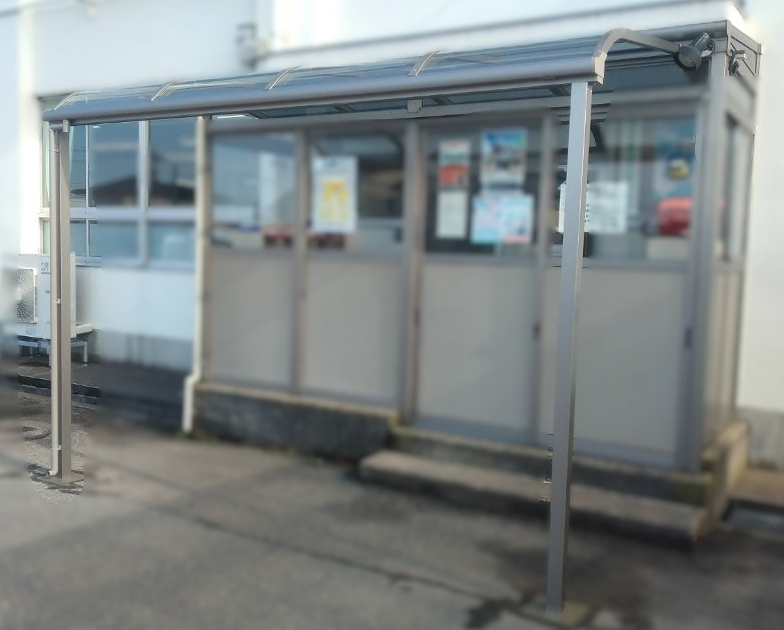 TERAMOTOの【テラス屋根施工例】ひさしがわりにスピーネテラス屋根を施工させていただきました。の施工後の写真3