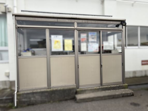 TERAMOTOの【テラス屋根施工例】ひさしがわりにスピーネテラス屋根を施工させていただきました。の施工前の写真1