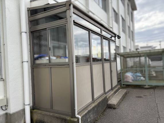 TERAMOTOの【テラス屋根施工例】ひさしがわりにスピーネテラス屋根を施工させていただきました。の施工前の写真2