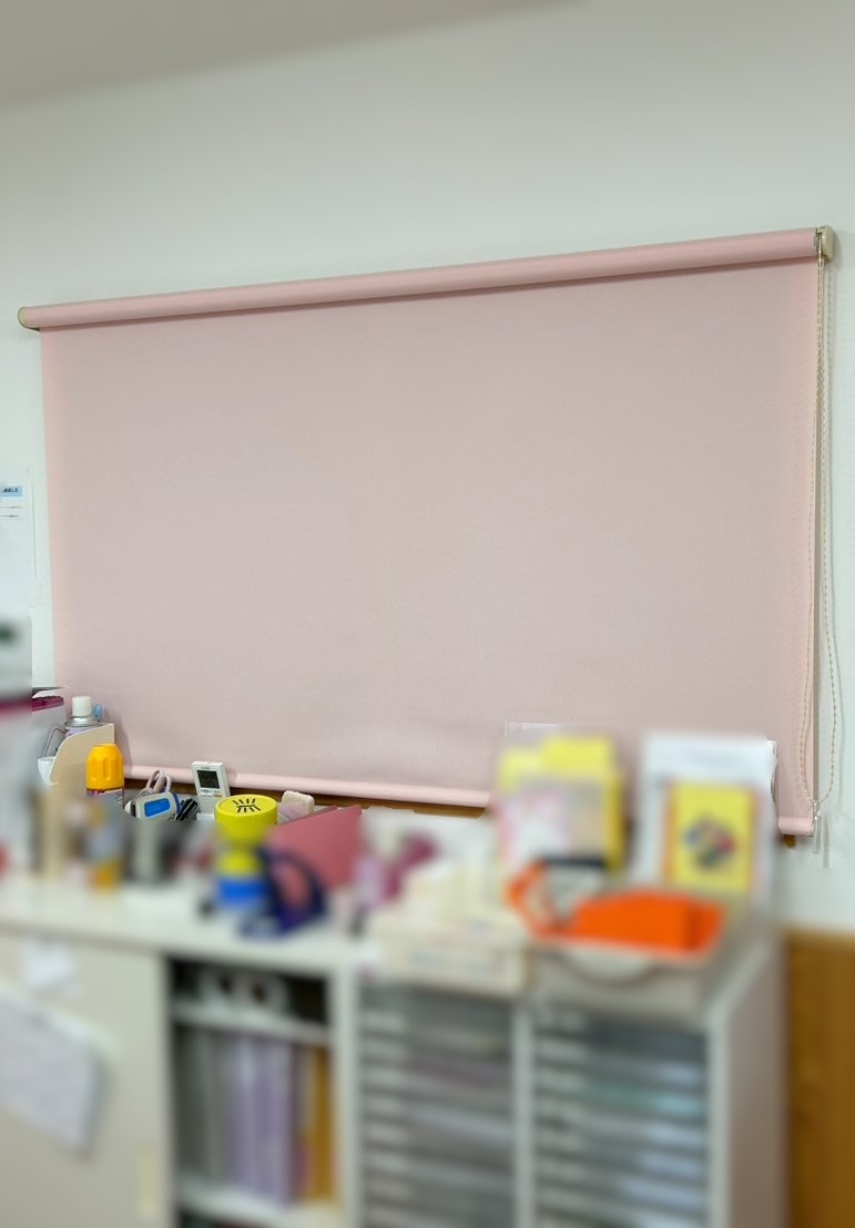 TERAMOTOの【ロールスクリーン施工例】施設の入口目隠しにロールスクリーンを施工させていただきました。の施工後の写真1