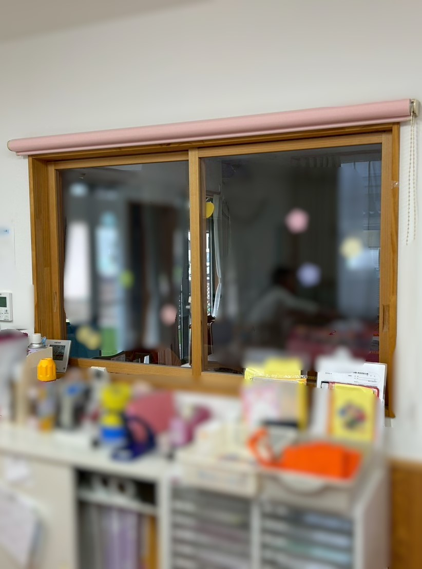 TERAMOTOの【ロールスクリーン施工例】施設の入口目隠しにロールスクリーンを施工させていただきました。の施工後の写真2