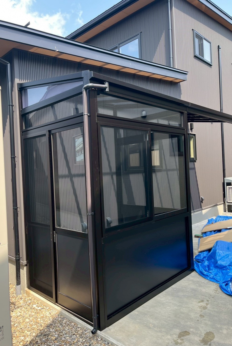 TERAMOTOの【テラス施工例】テラス囲いと屋根延長の施工をさせていただきました。の施工後の写真1