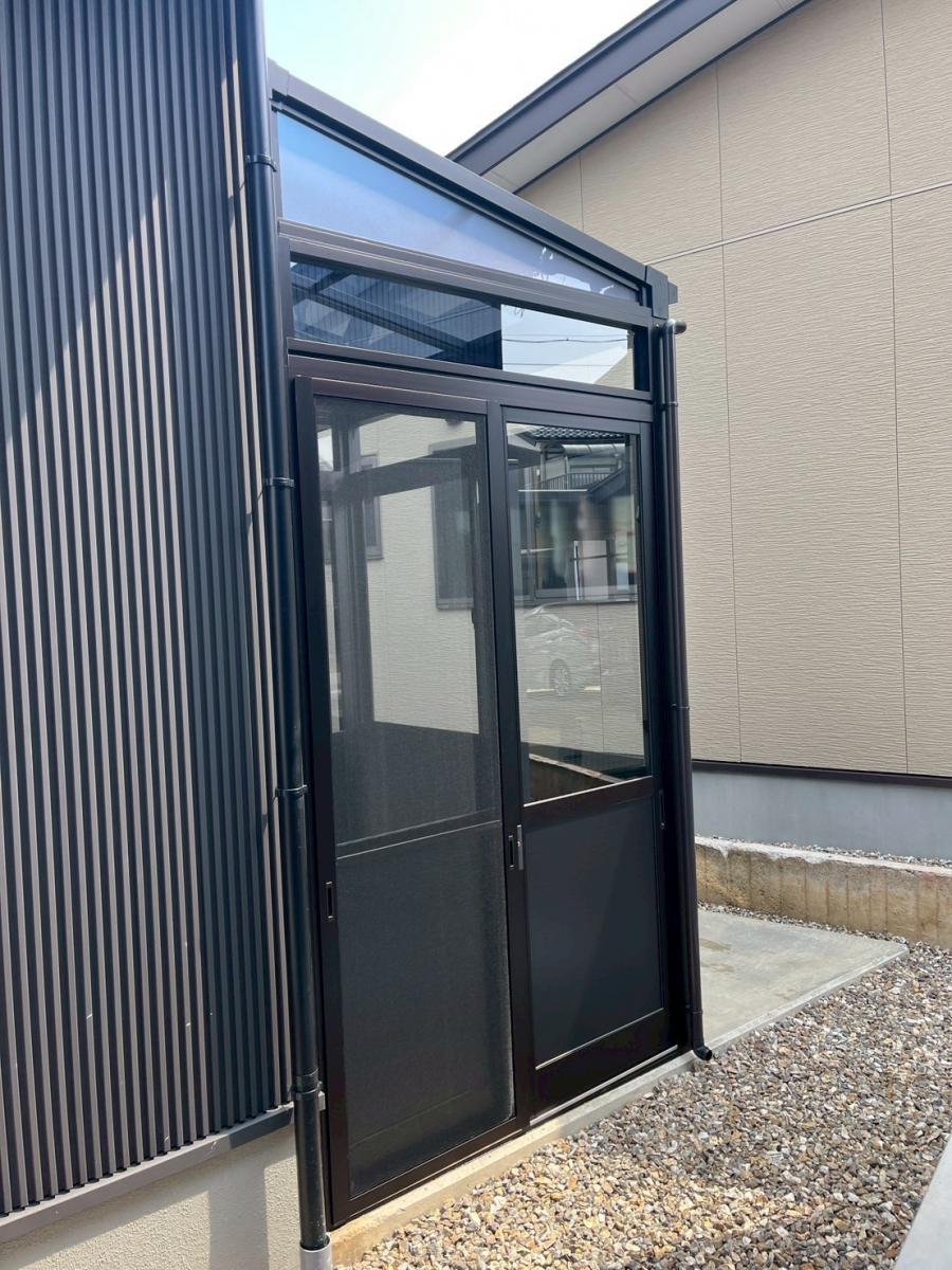 TERAMOTOの【テラス施工例】テラス囲いと屋根延長の施工をさせていただきました。の施工後の写真2