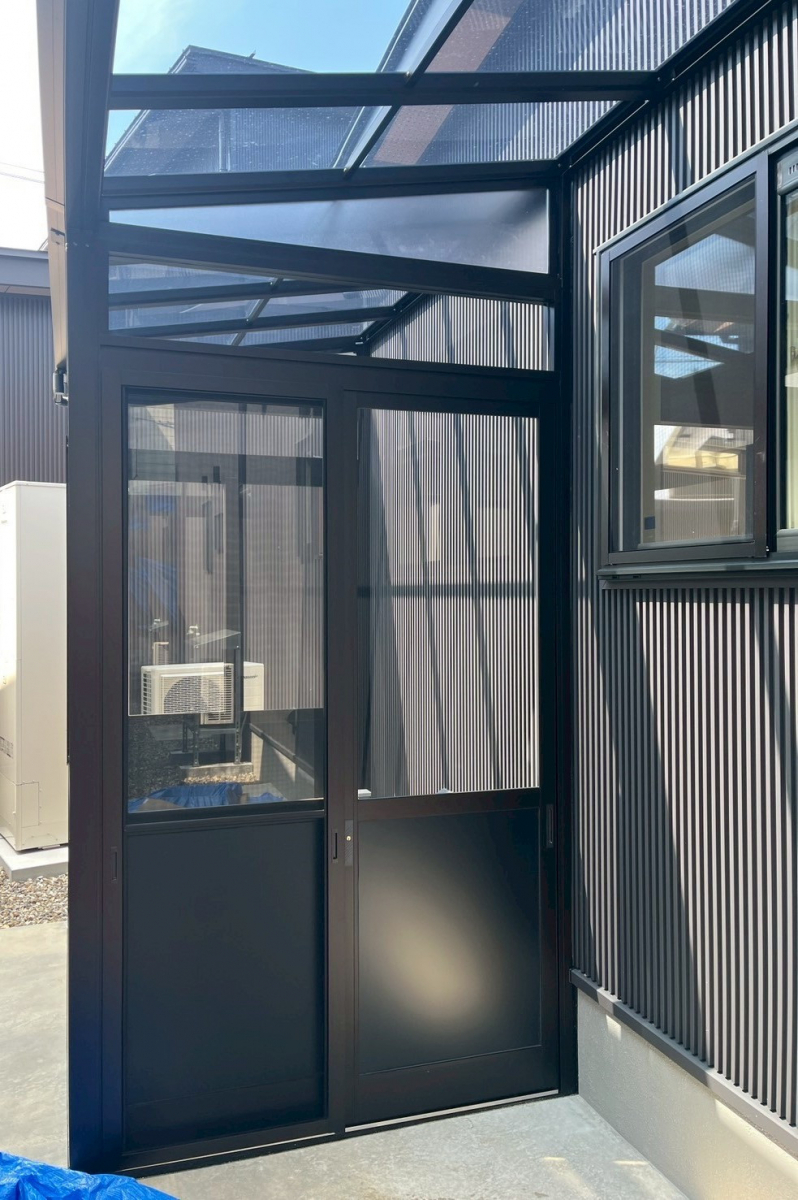TERAMOTOの【テラス施工例】テラス囲いと屋根延長の施工をさせていただきました。の施工後の写真3