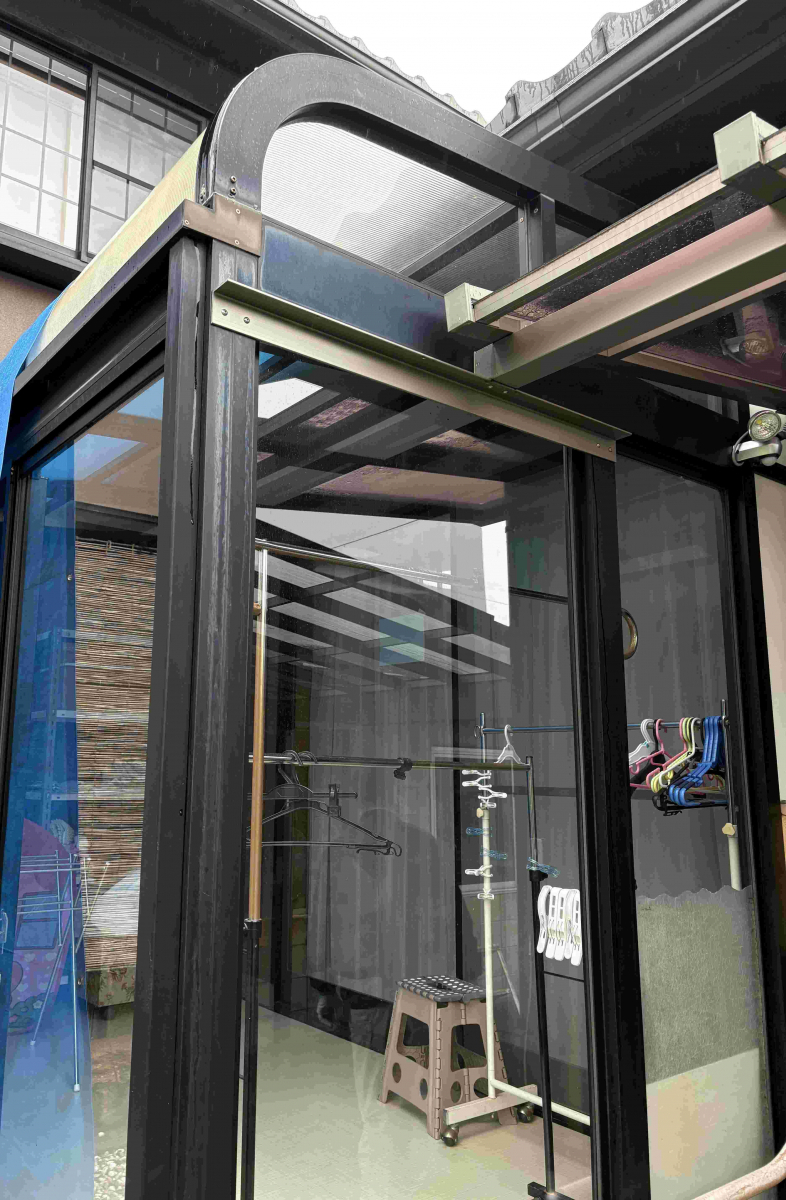 TERAMOTOの【屋根材交換】ポリカの屋根を折板屋根に交換工事させていただきました。の施工前の写真1