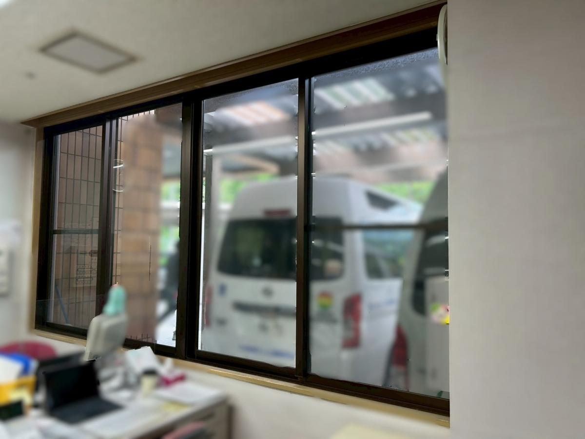 TERAMOTOの【内窓施工例】施設の事務所に内窓を施工させていただきました。の施工前の写真1
