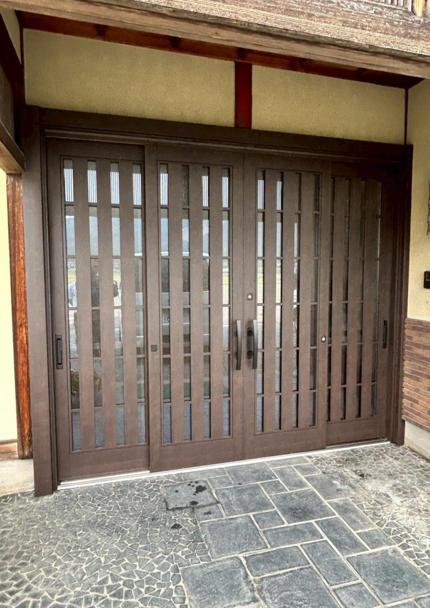 TERAMOTOの【玄関引戸施工例】4枚建ての玄関引戸をリシェント玄関引戸で取替施工させていただきました。の施工後の写真1
