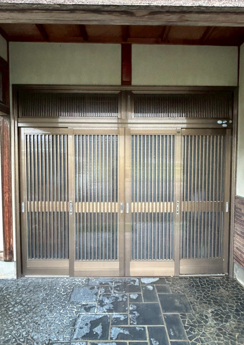 TERAMOTOの【玄関引戸施工例】4枚建ての玄関引戸をリシェント玄関引戸で取替施工させていただきました。の施工前の写真1