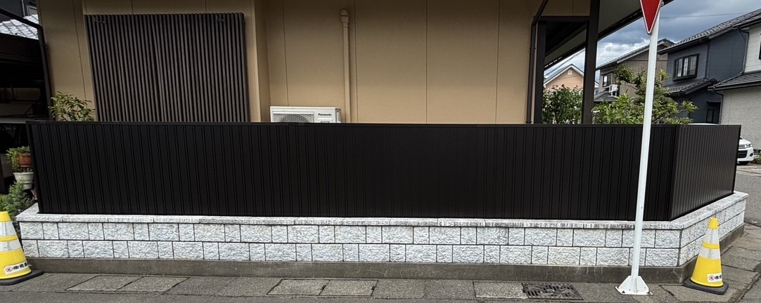TERAMOTOの【フェンス施工例】生垣を解体して、フェンスを施工させていただきました。の施工後の写真1