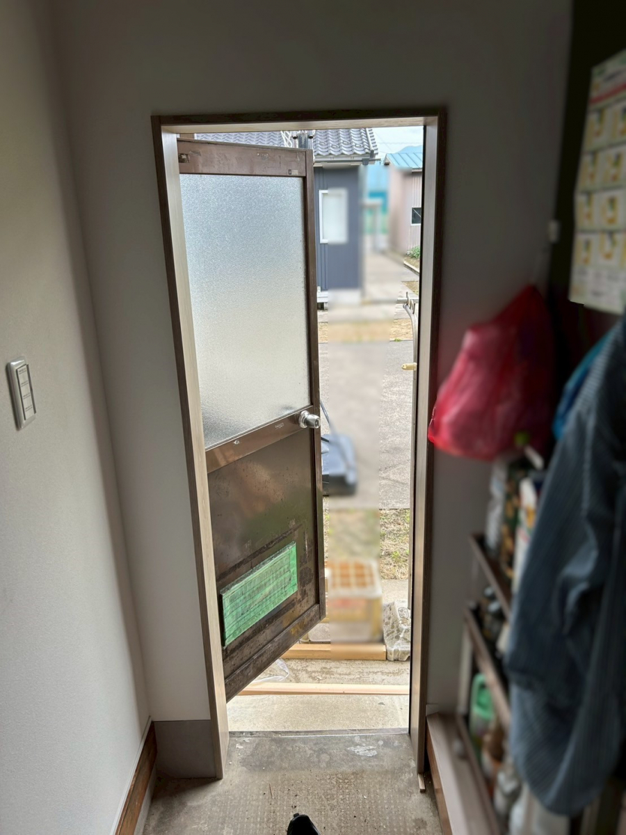 TERAMOTOの【勝手口ドアに内窓】勝手口ドアの内側に内窓テラスドアを施工させていただきました。の施工前の写真1