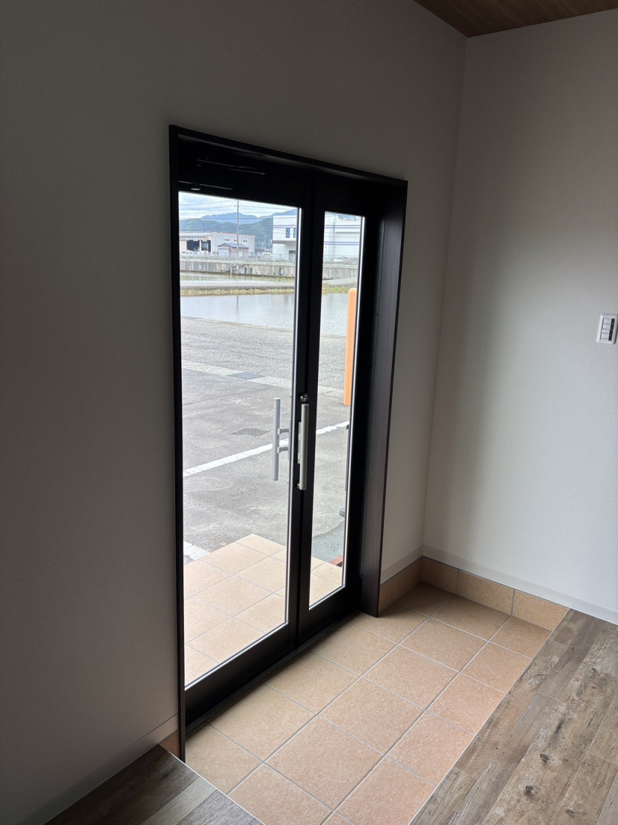 TERAMOTOの【ロールスクリーン施工例】事務所にロールスクリーンを施工させていただきました。の施工前の写真1