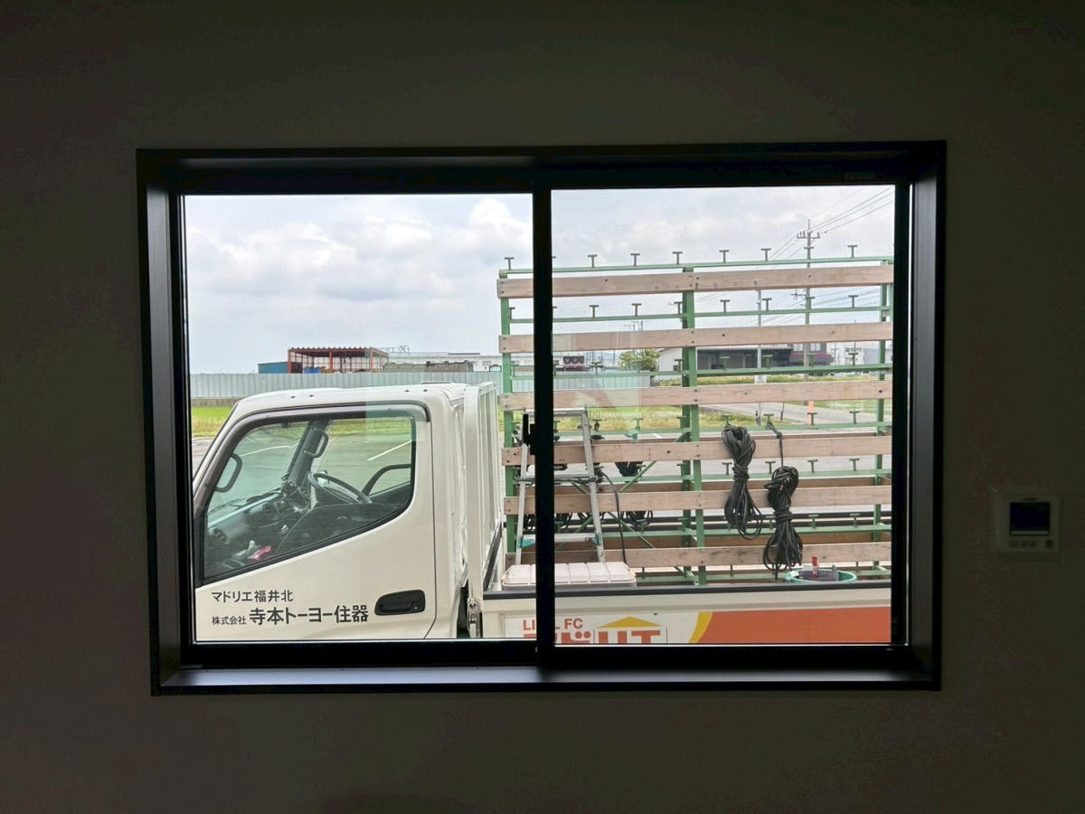 TERAMOTOの【ロールスクリーン施工例】事務所にロールスクリーンを施工させていただきました。の施工前の写真3