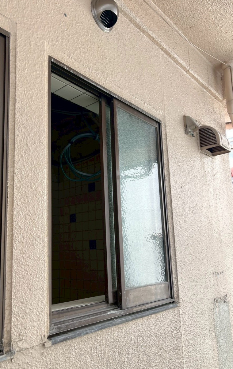 TERAMOTOの【サッシ施工例】バスルームリフォームと同時にサッシ入替させていただきました。の施工前の写真1
