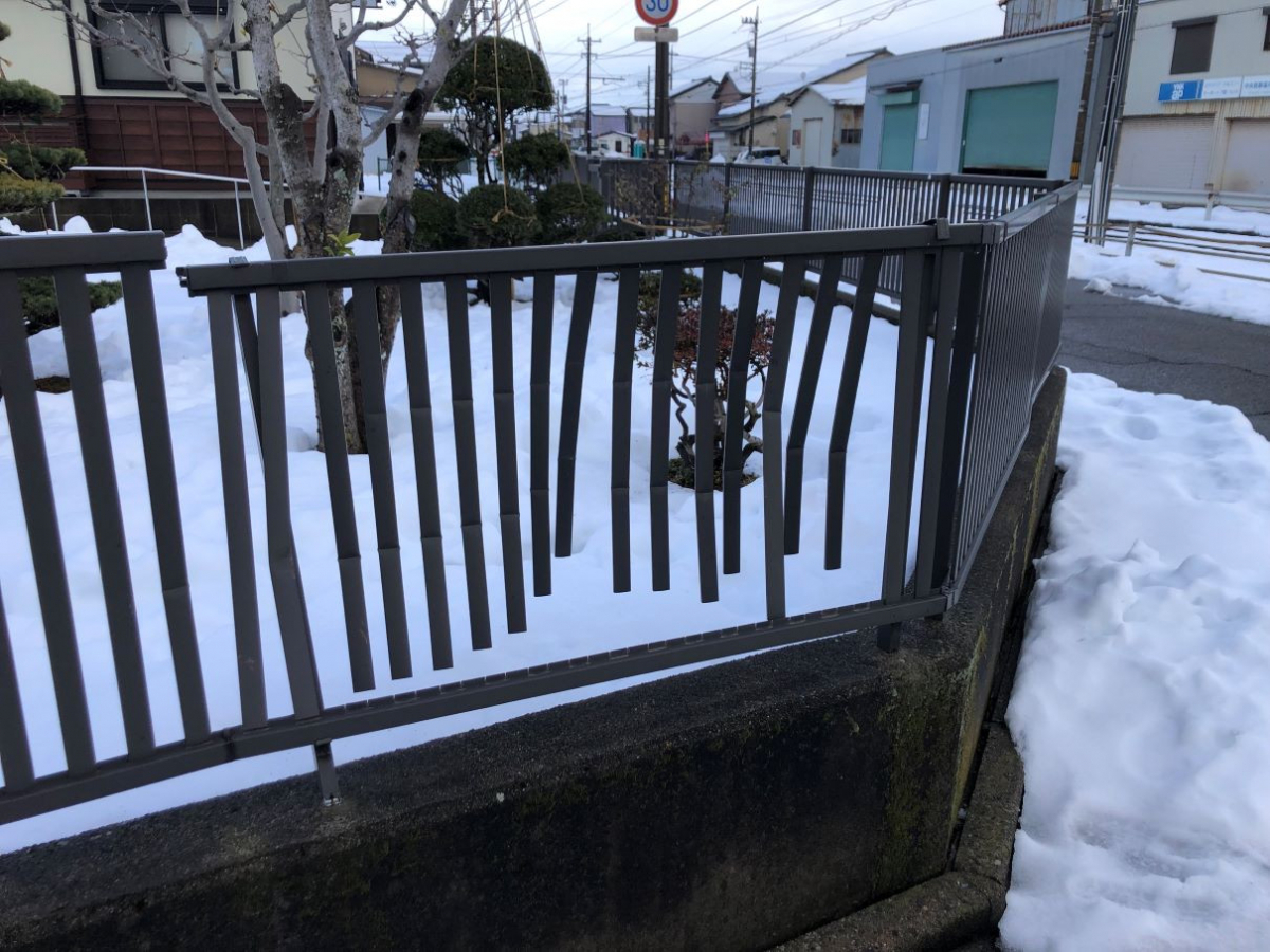 TERAMOTOの【フェンス施工例】雪害で破損したフェンスを修繕しました。の施工前の写真1