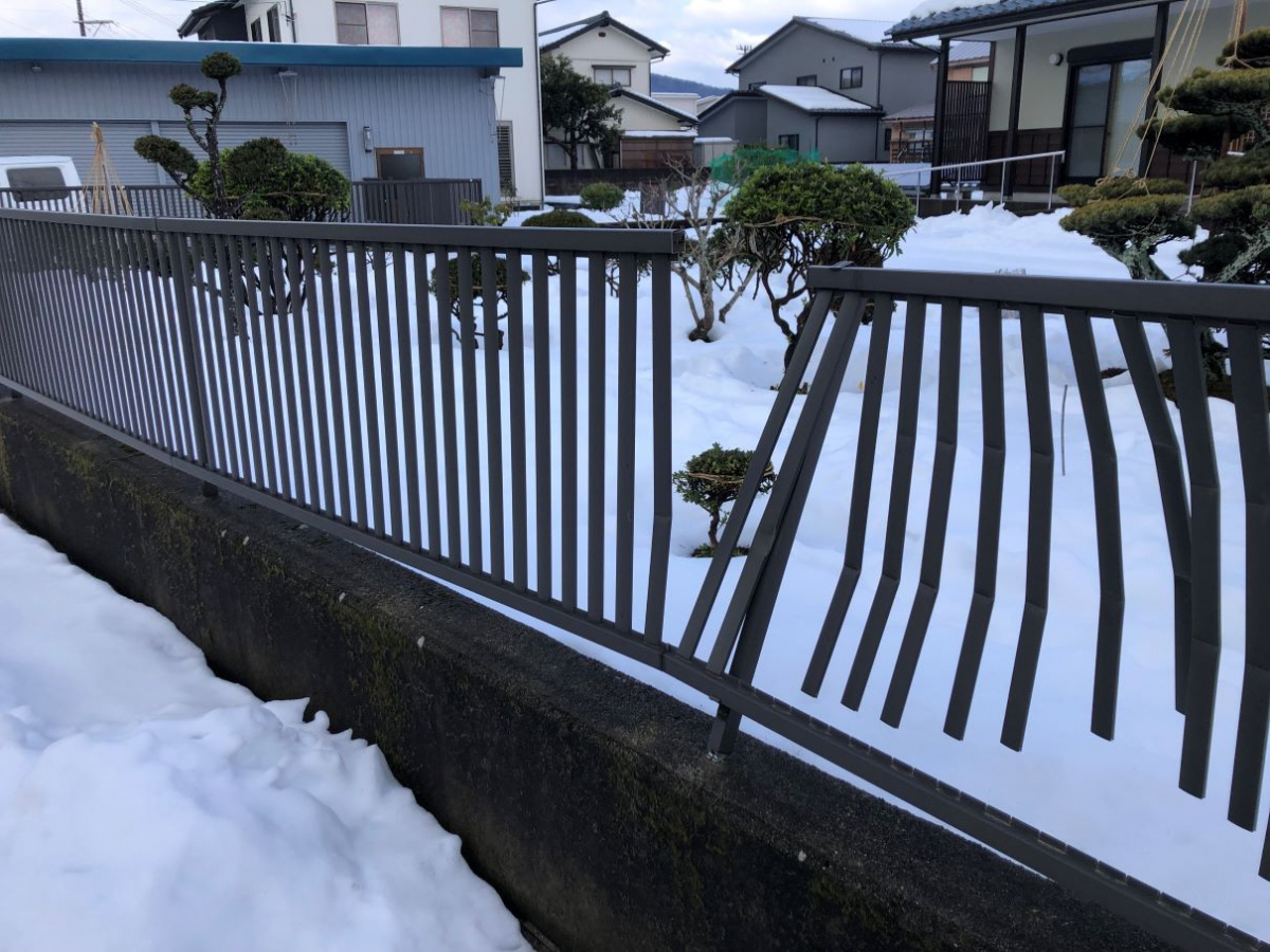 TERAMOTOの【フェンス施工例】雪害で破損したフェンスを修繕しました。の施工前の写真2