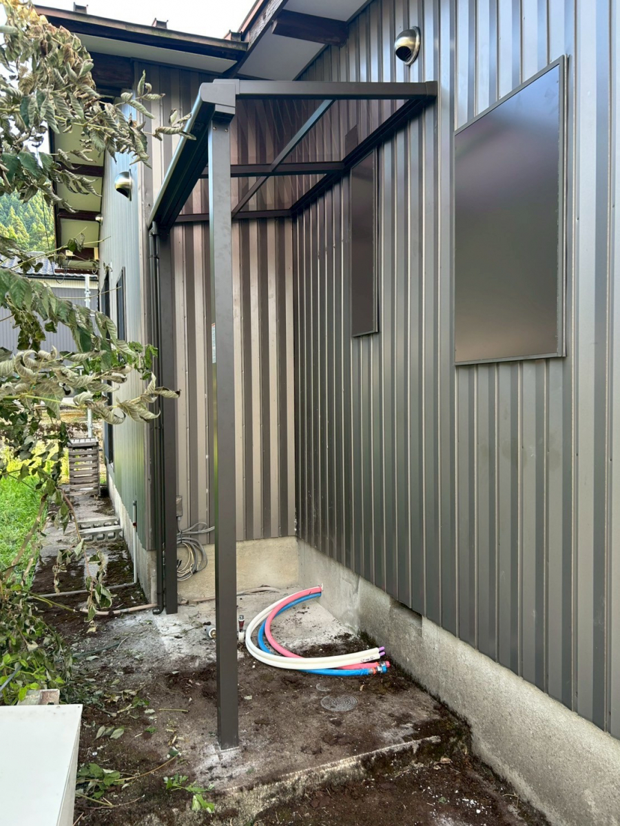 TERAMOTOの【テラス施工例】エコキュート置場にスピーネでテラス屋根を施工させていただきました。の施工後の写真1